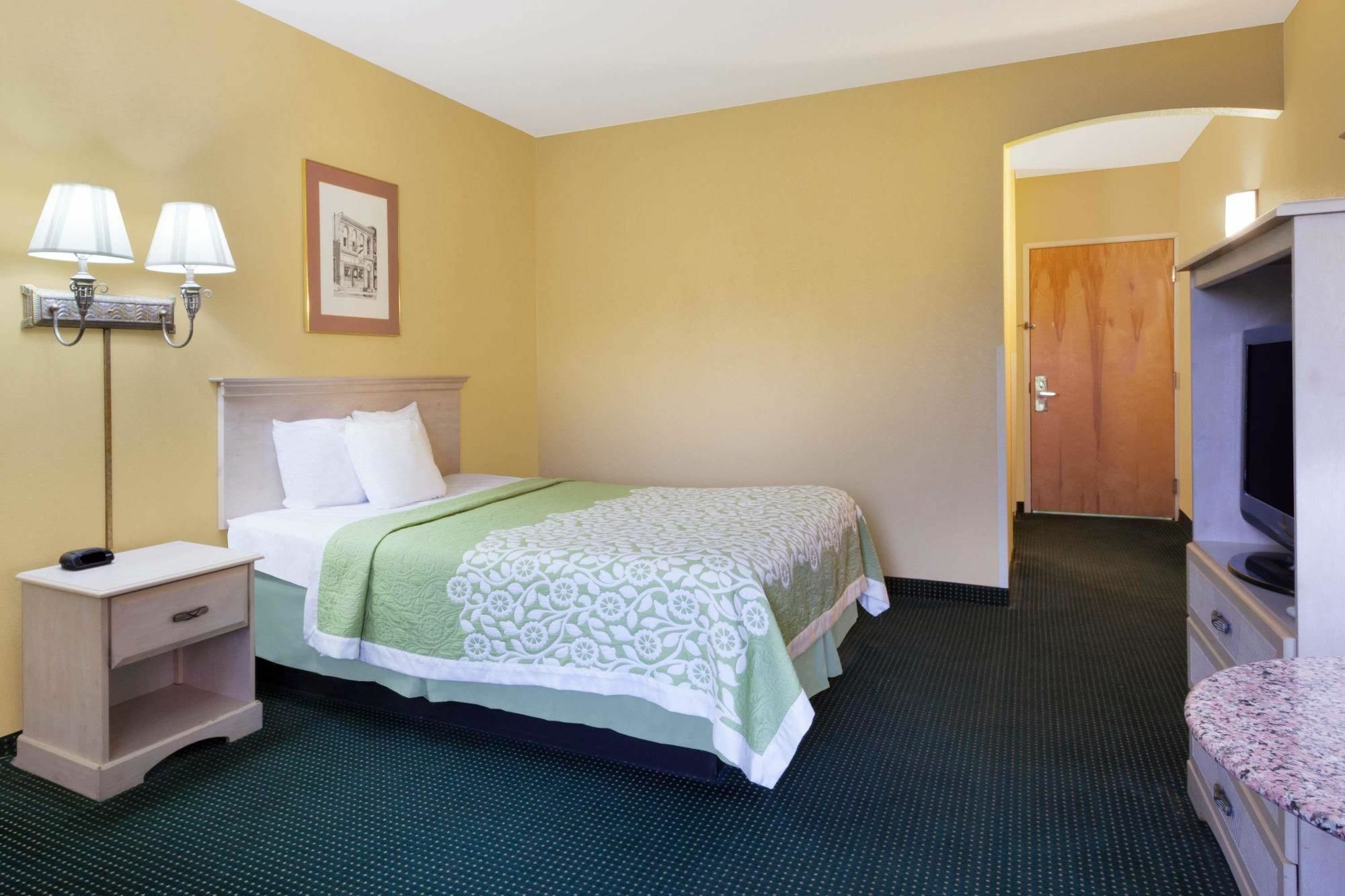 Days Inn & Suites By Wyndham Мерфрисборо Экстерьер фото